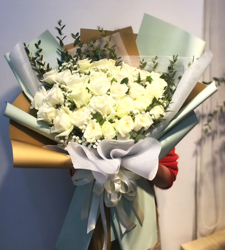 Bó hoa hồng trắng tặng sinh nhật đồng nghiệp nữ