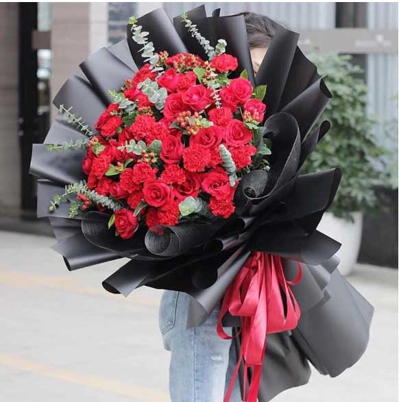 Bó hoa cẩm chướng đỏ mix hoa hồng