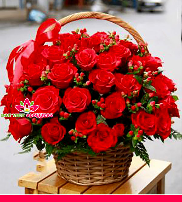 Giỏ hoa hồng đỏ món quà tặng quý phái