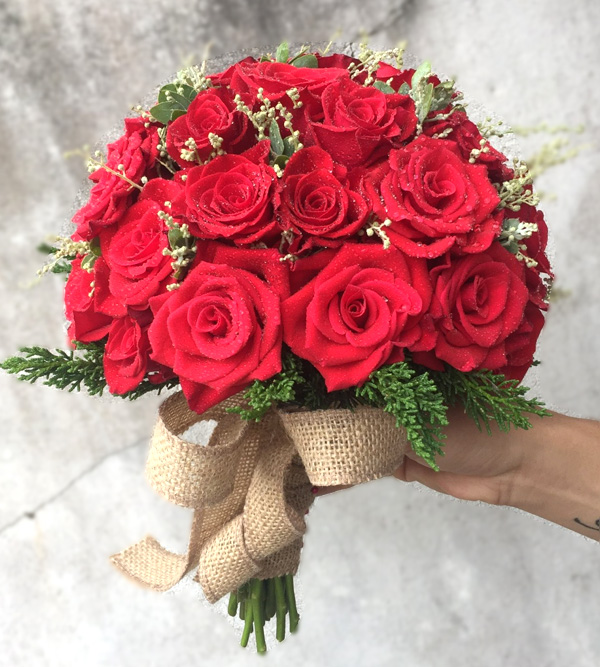 Mẫu hoa cầm tay cô dâu bằng hoa hồng đỏ