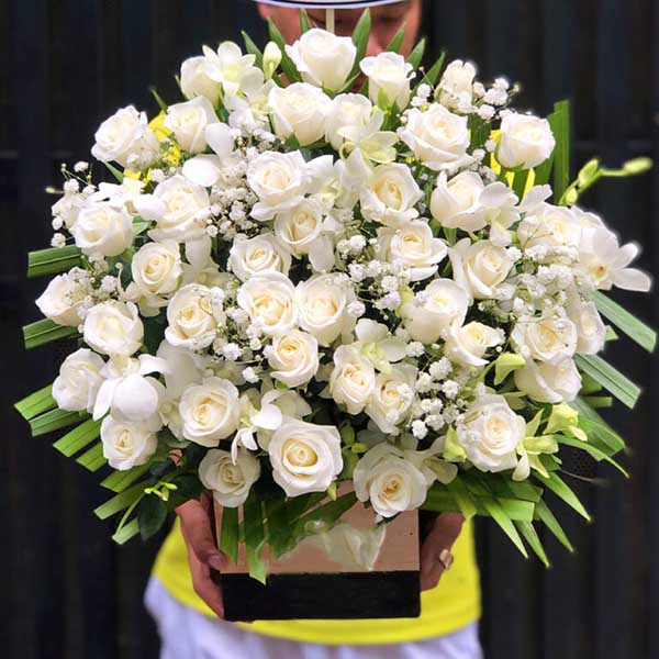 Hộp hoa hồng trắng đặt bàn thờ đám tang