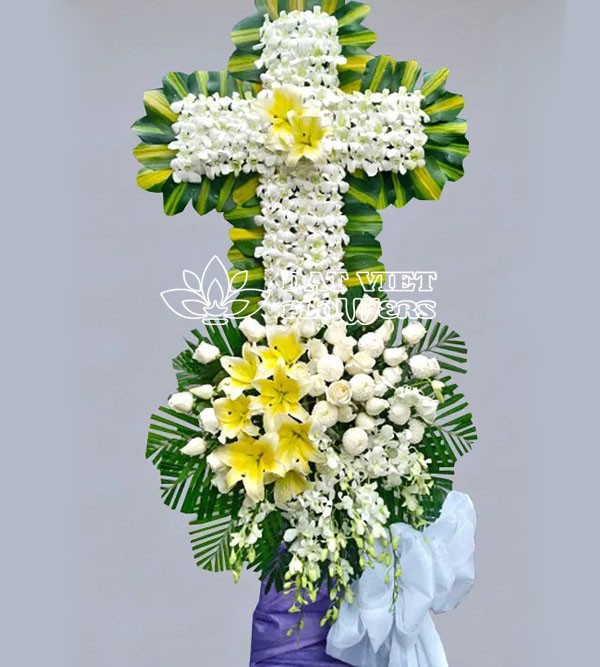 Vòng hoa phù hợp viếng đám tang người theo đạo thiên chúa